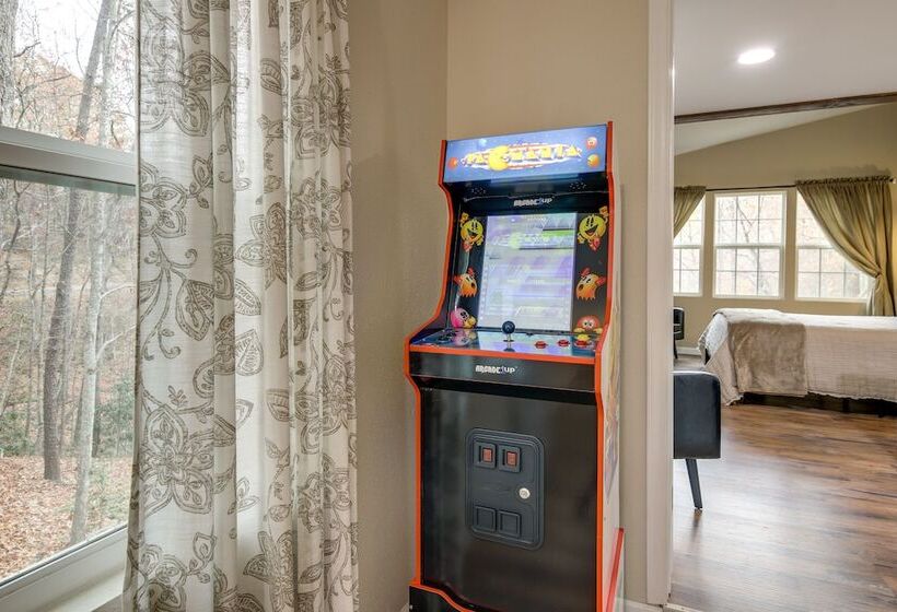 Updated Cobbly Nob Resort Home W/ Hot Tub!