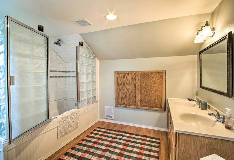 Updated Coos Bay Home ~ 2 Mi To Pacific Ocean