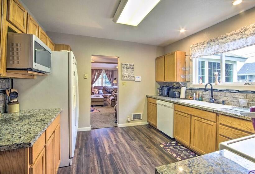 Updated Coos Bay Home ~ 2 Mi To Pacific Ocean