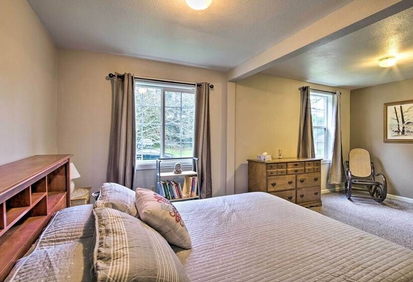 Updated Coos Bay Home ~ 2 Mi To Pacific Ocean