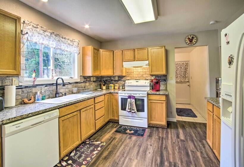 Updated Coos Bay Home ~ 2 Mi To Pacific Ocean