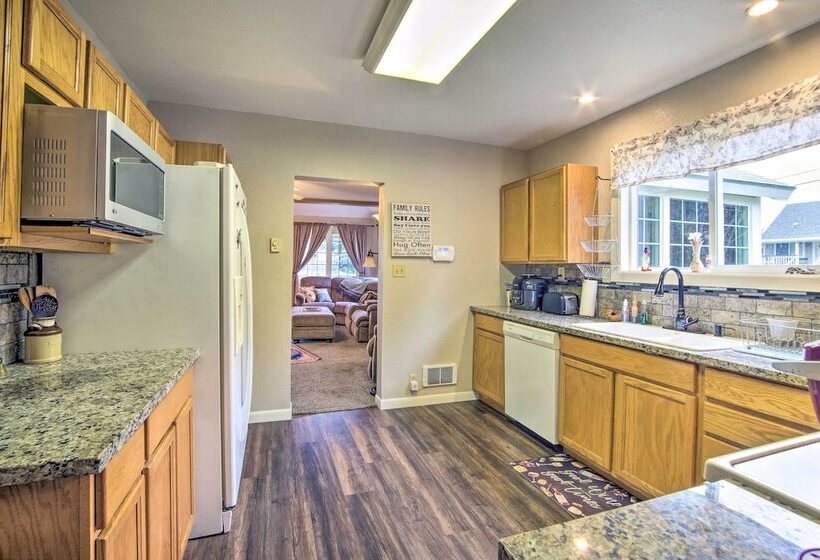 Updated Coos Bay Home ~ 2 Mi To Pacific Ocean