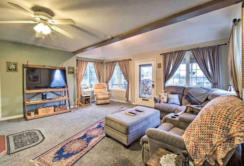 Updated Coos Bay Home ~ 2 Mi To Pacific Ocean