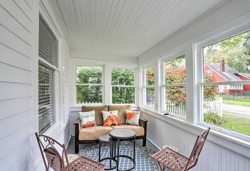 Pet Friendly Home   1/2 Mi To Downtown Willoughby!