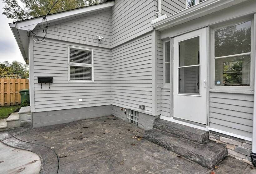 Pet Friendly Home   1/2 Mi To Downtown Willoughby!