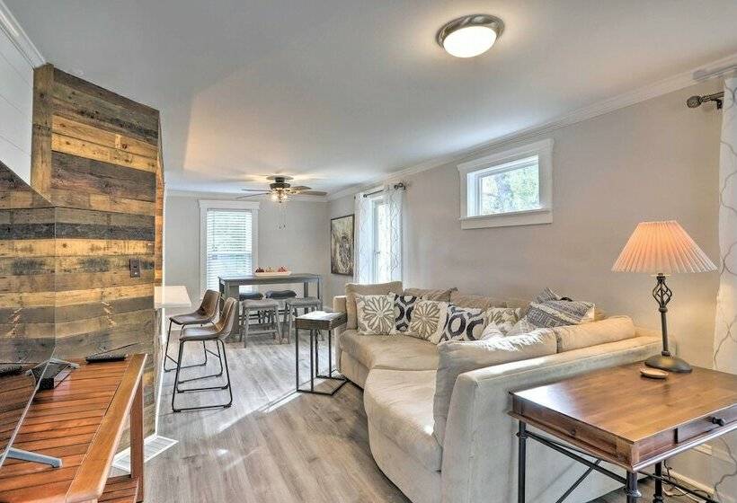 Pet Friendly Home   1/2 Mi To Downtown Willoughby!