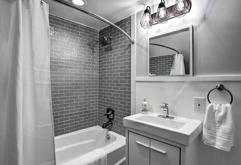 Pet Friendly Home   1/2 Mi To Downtown Willoughby!