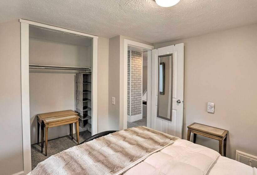 Pet Friendly Home   1/2 Mi To Downtown Willoughby!