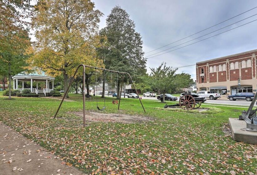 Pet Friendly Home   1/2 Mi To Downtown Willoughby!