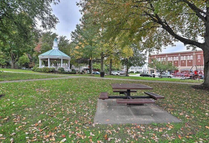 Pet Friendly Home   1/2 Mi To Downtown Willoughby!