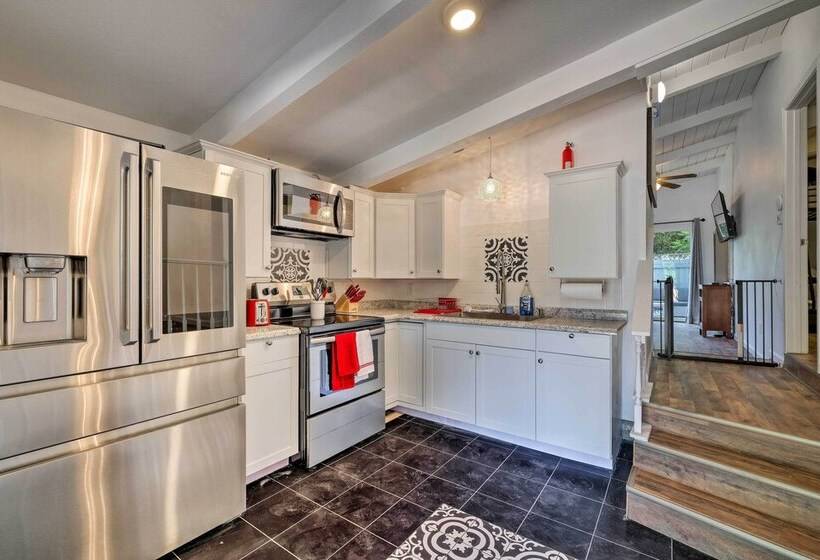 Quaint Jamestown Home W/ Yard: Half Mi To Downtown