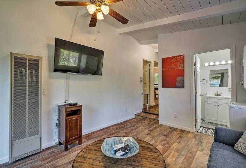 Quaint Jamestown Home W/ Yard: Half Mi To Downtown