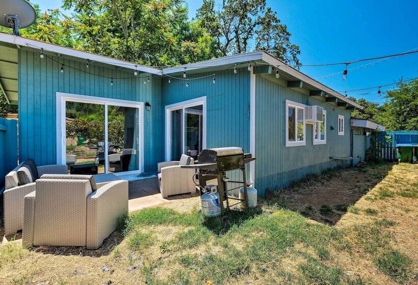 Quaint Jamestown Home W/ Yard: Half Mi To Downtown