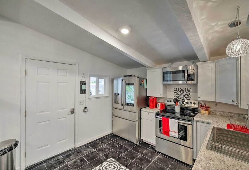 Quaint Jamestown Home W/ Yard: Half Mi To Downtown