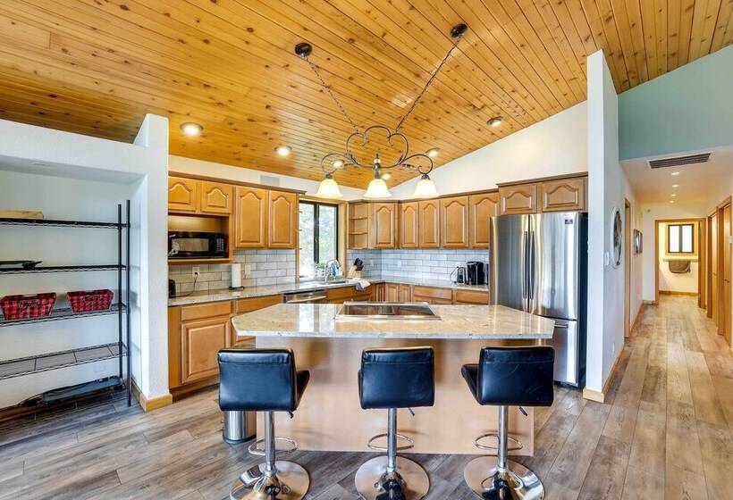 Upscale Cabin W/ Mountain Views + Large Game Room!