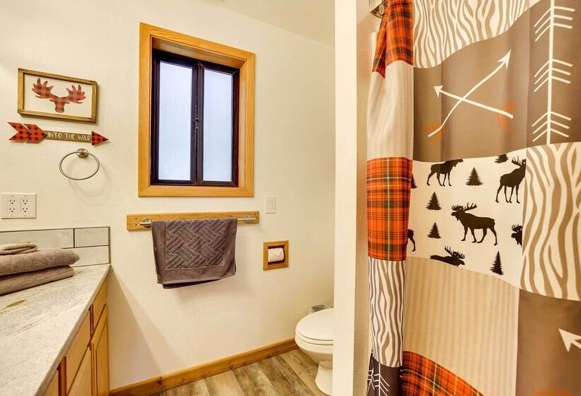 Upscale Cabin W/ Mountain Views + Large Game Room!