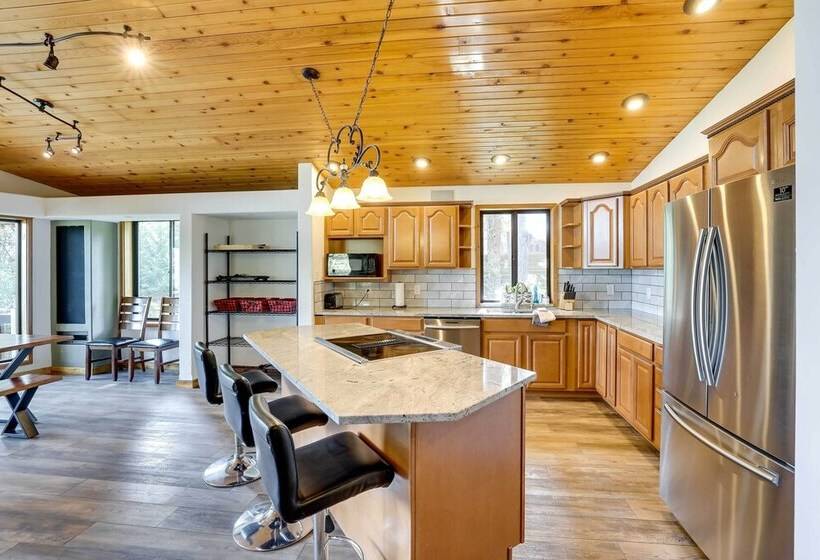 Upscale Cabin W/ Mountain Views + Large Game Room!