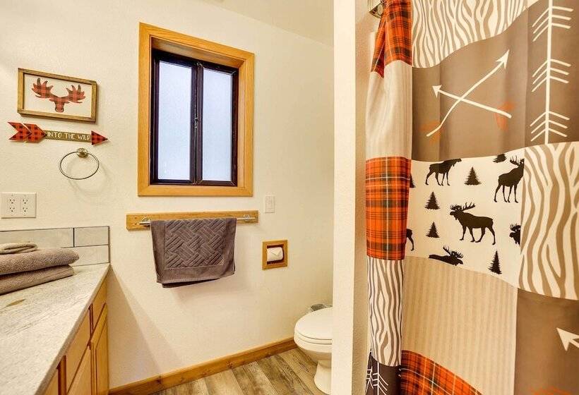 Upscale Cabin W/ Mountain Views + Large Game Room!