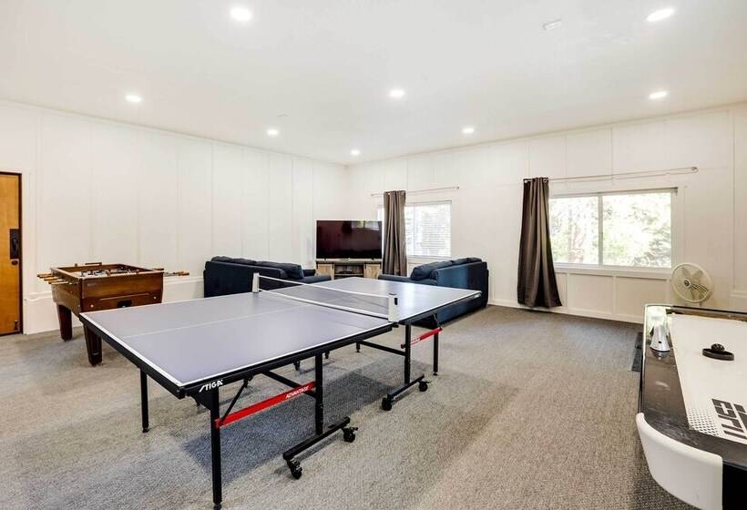 Upscale Cabin W/ Mountain Views + Large Game Room!