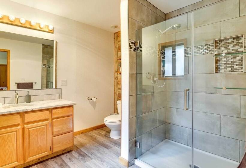 Upscale Cabin W/ Mountain Views + Large Game Room!