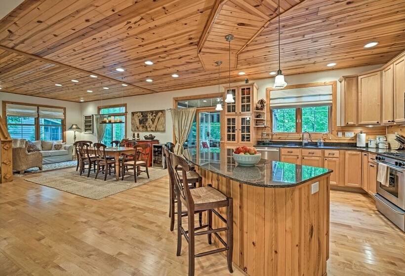 Upscale Family Retreat W/ Fire Pit, Walk To Beach!