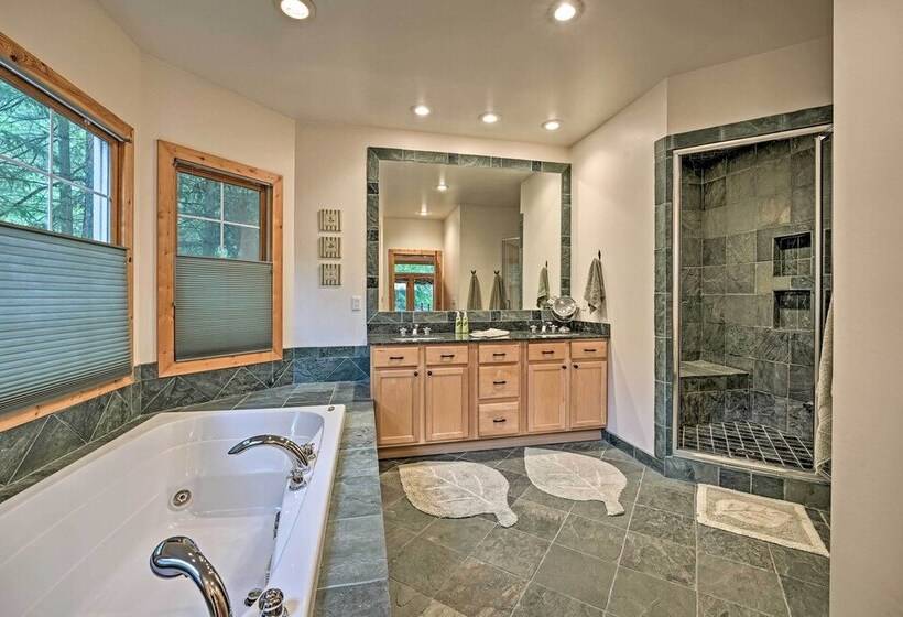 Upscale Family Retreat W/ Fire Pit, Walk To Beach!