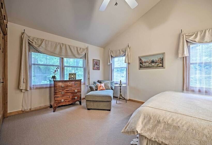 Upscale Family Retreat W/ Fire Pit, Walk To Beach!