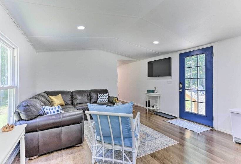 Wallkill Riverfront Retreat: Canoe & Relax!