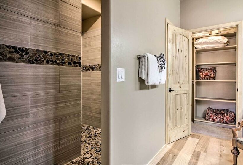 Waterfront Lakeside Home 1 Block To Boat Ramp