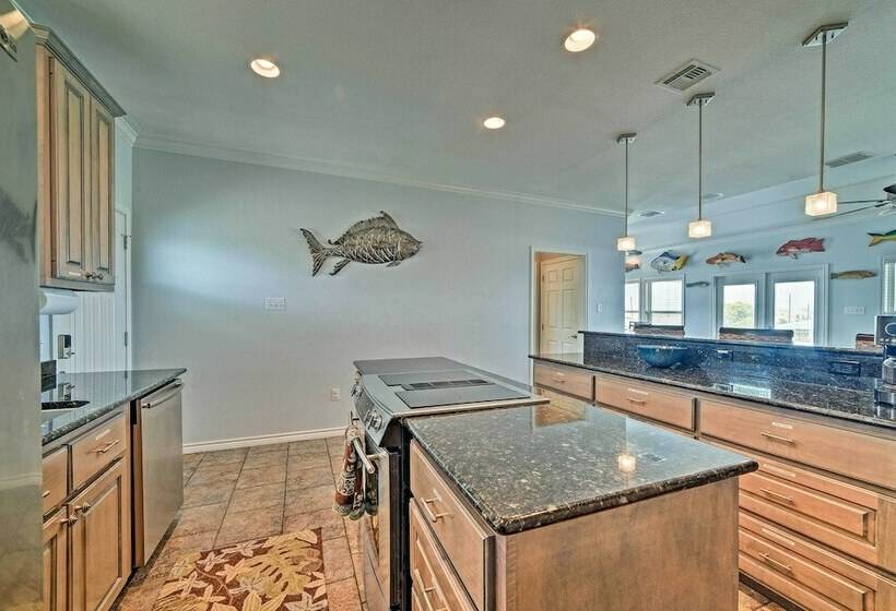 Waterfront Rockport Home W/ Dock & 3 Kayaks!