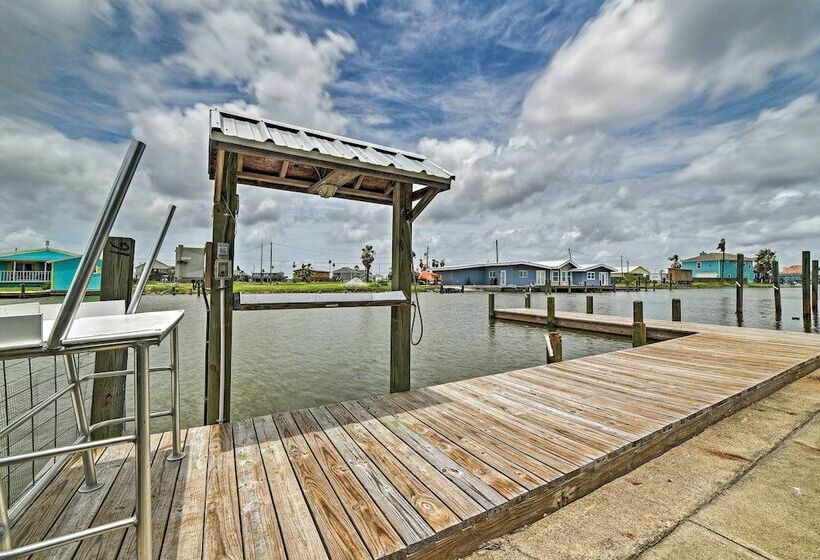 Waterfront Rockport Home W/ Dock & 3 Kayaks!