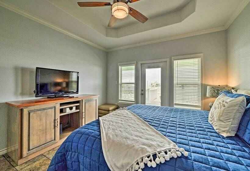 Waterfront Rockport Home W/ Dock & 3 Kayaks!