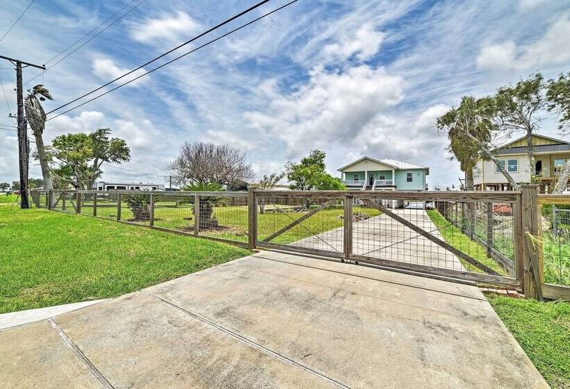 Waterfront Rockport Home W/ Dock & 3 Kayaks!