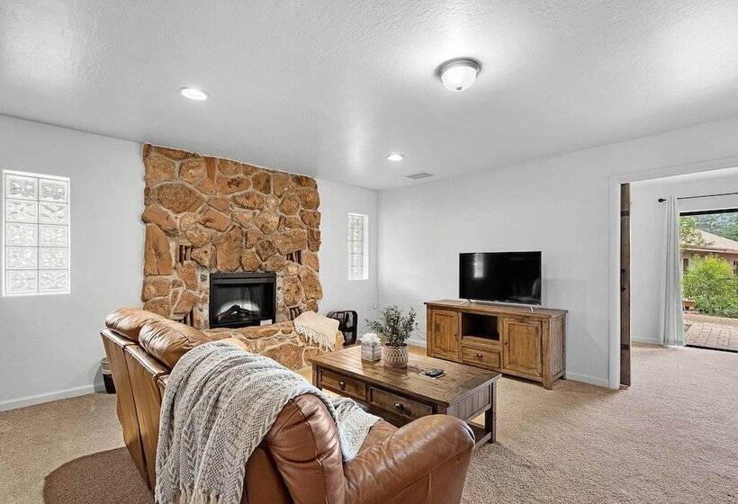West Sedona House W/ Deck & Views, 3 Mi To Uptown!