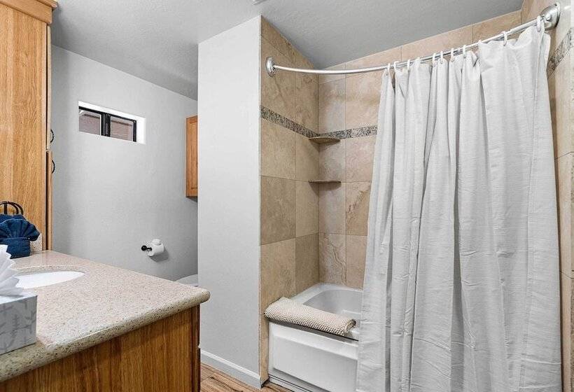 West Sedona House W/ Deck & Views, 3 Mi To Uptown!