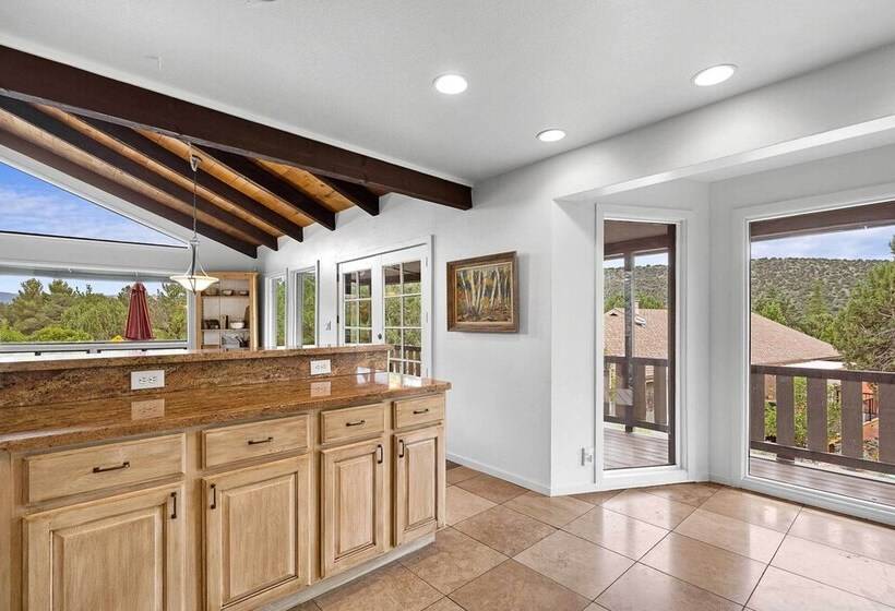 West Sedona House W/ Deck & Views, 3 Mi To Uptown!
