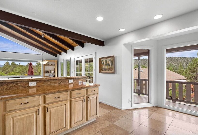 West Sedona House W/ Deck & Views, 3 Mi To Uptown!
