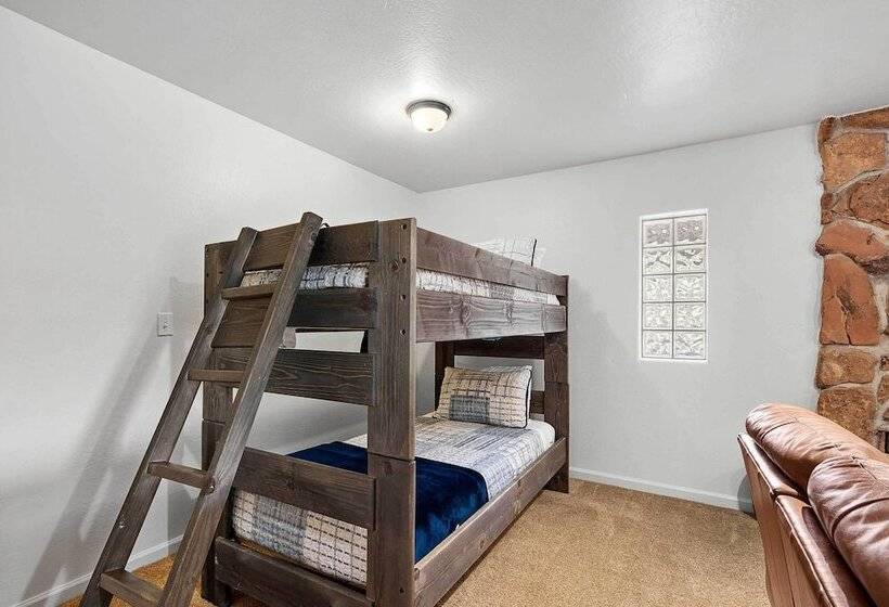 West Sedona House W/ Deck & Views, 3 Mi To Uptown!