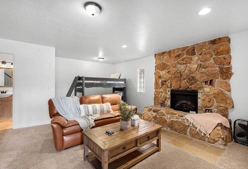 West Sedona House W/ Deck & Views, 3 Mi To Uptown!