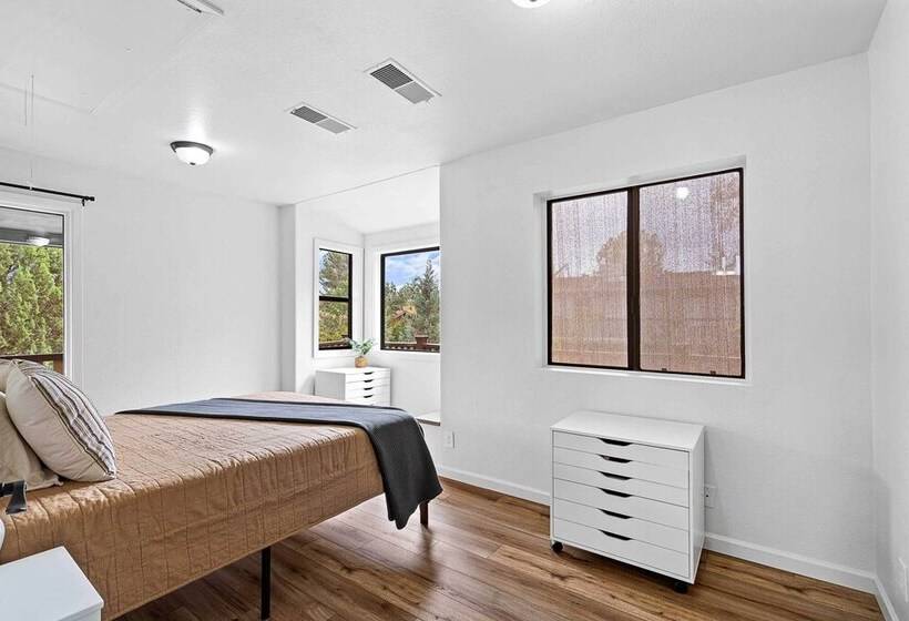 West Sedona House W/ Deck & Views, 3 Mi To Uptown!