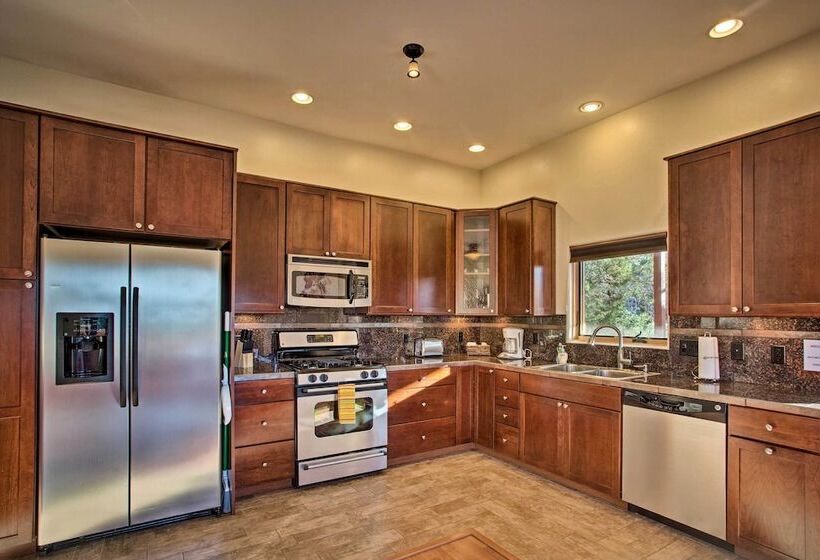 West Sedona House W/ Furnished Patio & Views!