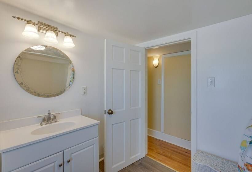 Wildwood House W/ Enclosed Porch   Walk To Beach!