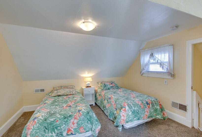 Wildwood House W/ Enclosed Porch   Walk To Beach!