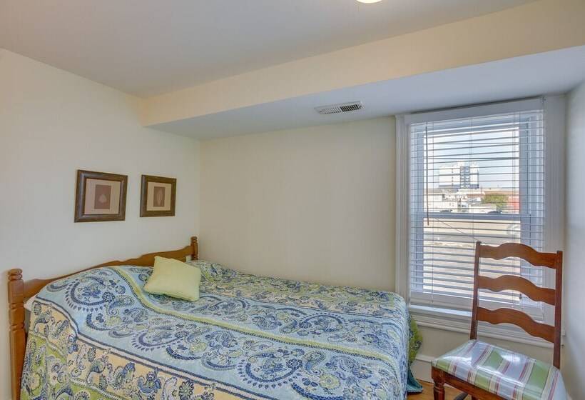 Wildwood House W/ Enclosed Porch   Walk To Beach!