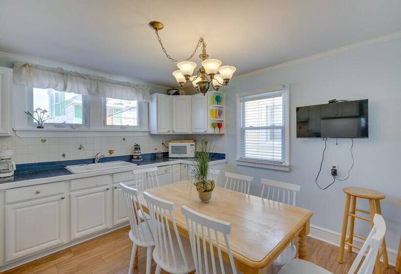 Wildwood House W/ Enclosed Porch   Walk To Beach!