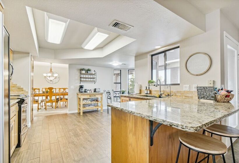 Lake Havasu Oasis W/ Lake View, 1 Mi To Beach!