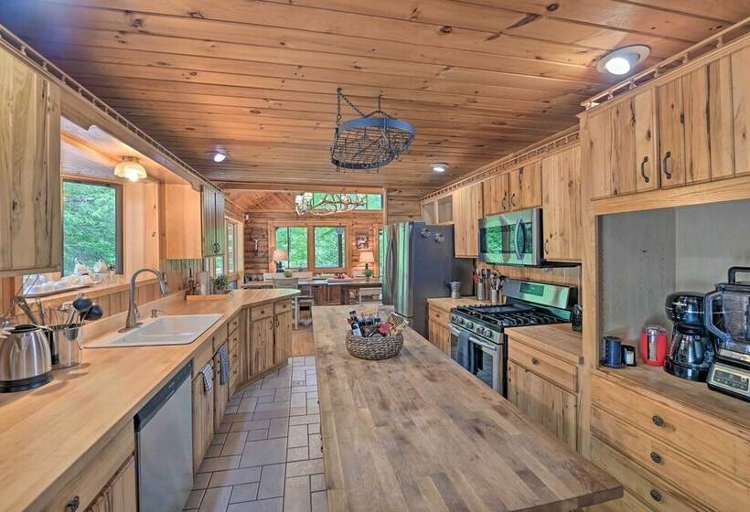 Warrensburg Cabin W/ Hot Tub: 15 Mi To Lake George