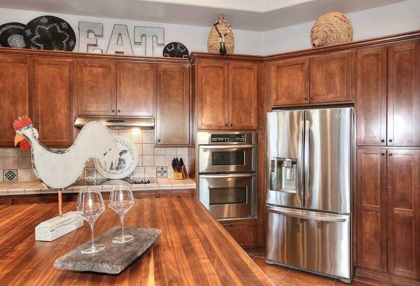 Adobe Arizona Home W/ City & Mountain Views