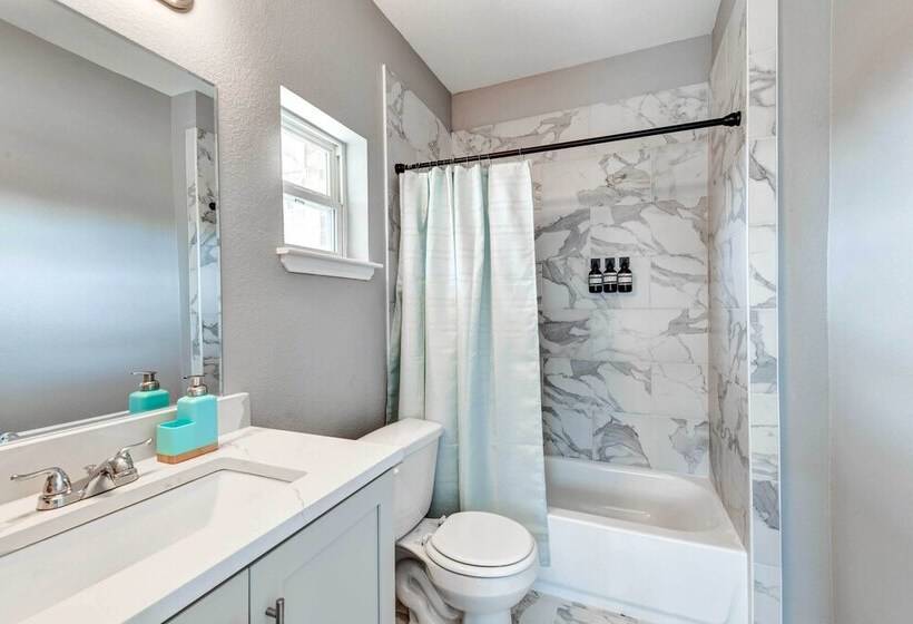 Arlington Home W/ Yard: 2 Mi To At&t Stadium!