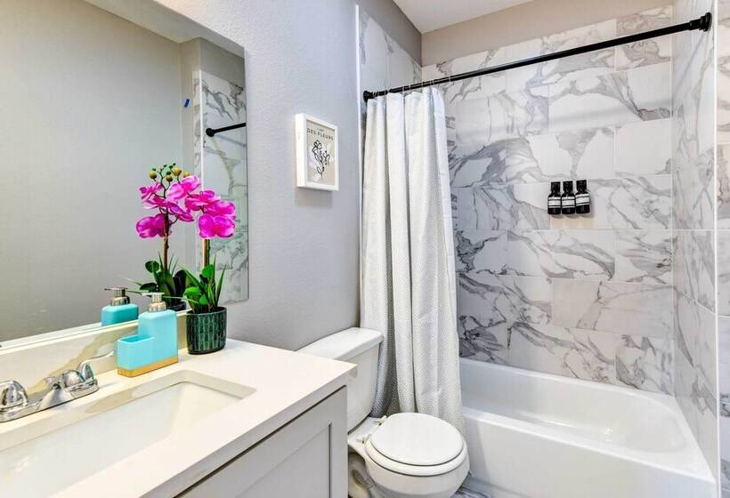 Arlington Home W/ Yard: 2 Mi To At&t Stadium!